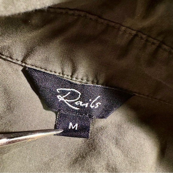 Rails ‘Janae’ High Low Button-Down Shirt in Green “Olive Smoke” Size Medium - Picture 5 of 15